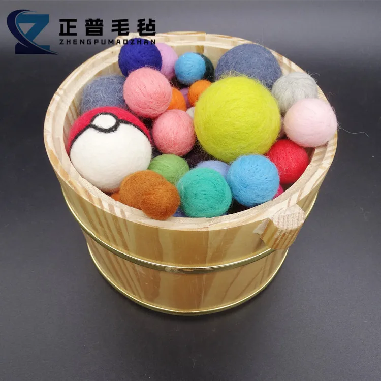 amazon top seller 2019 Multi Color Eco-friendly and Non-toxic Wool Felt Cat Ball Toys with catnip inside or bell