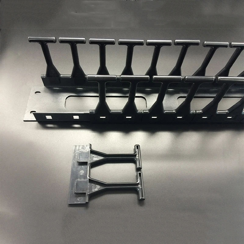 Свободное комбинированное кольцо управления кабелями для гибкого управления кабелями, установка в сетевой шкаф