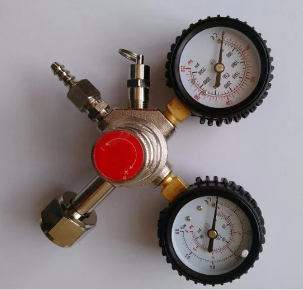 co2 regulator with dual pressure gauge