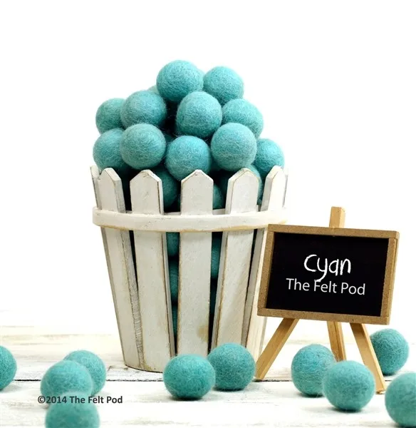 Custom Logo Wool Felt Pom Poms Outdoor Christmas Party Decorations Hotel Bathroom Kitchen Prayer Use-Durable Plastic Material