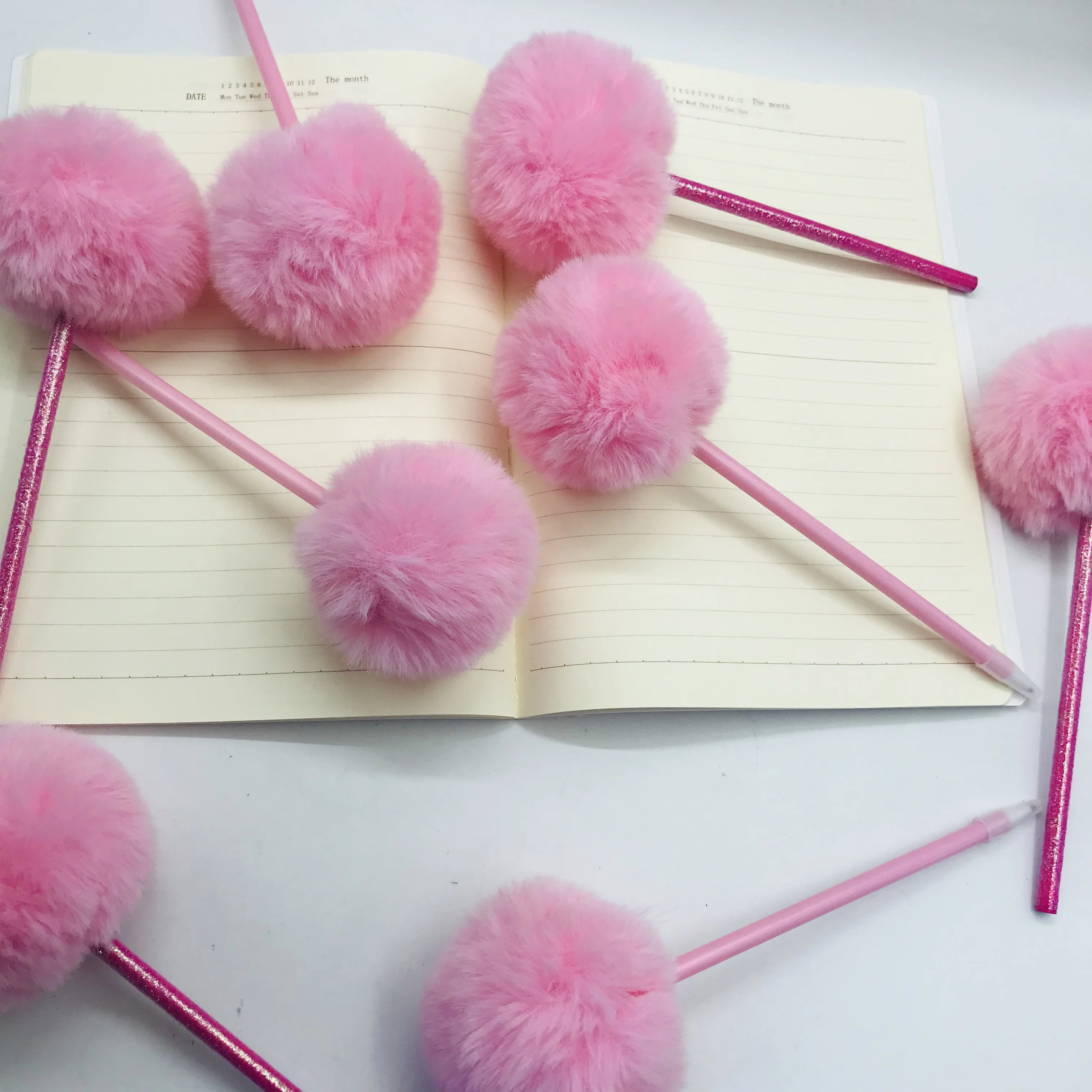 Розовый карандаш/ручка с помпоном