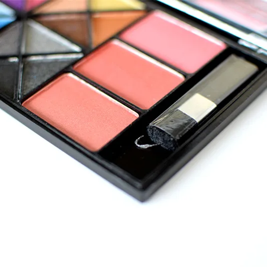 Garson Professional Cosmetics OEM Private Label Waterproof  Multi Colored Makeup Glitter Eyeshadow Palette With Blusher