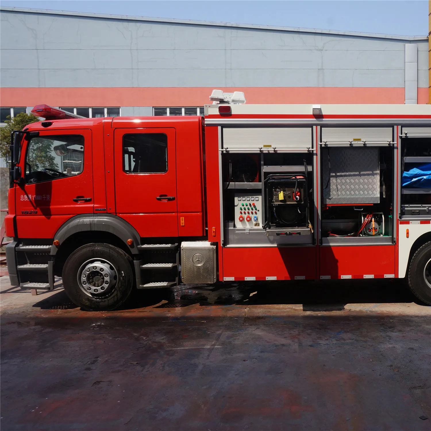 High Quality Imported Chassis Chemical Accident Rescue Fire Truck Fire Engine with Two row cab