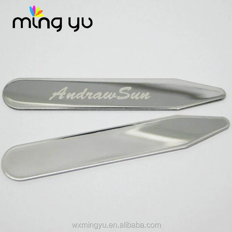 Металлический ошейник с блестящей поверхностью