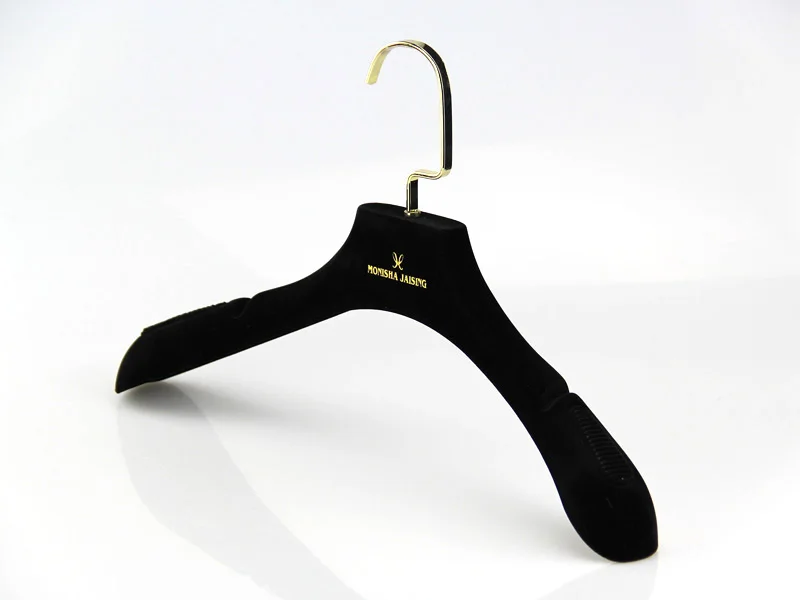 
LY052 Luxury black velvet hanger cusatomized logo plastic cheaper coat hanger 