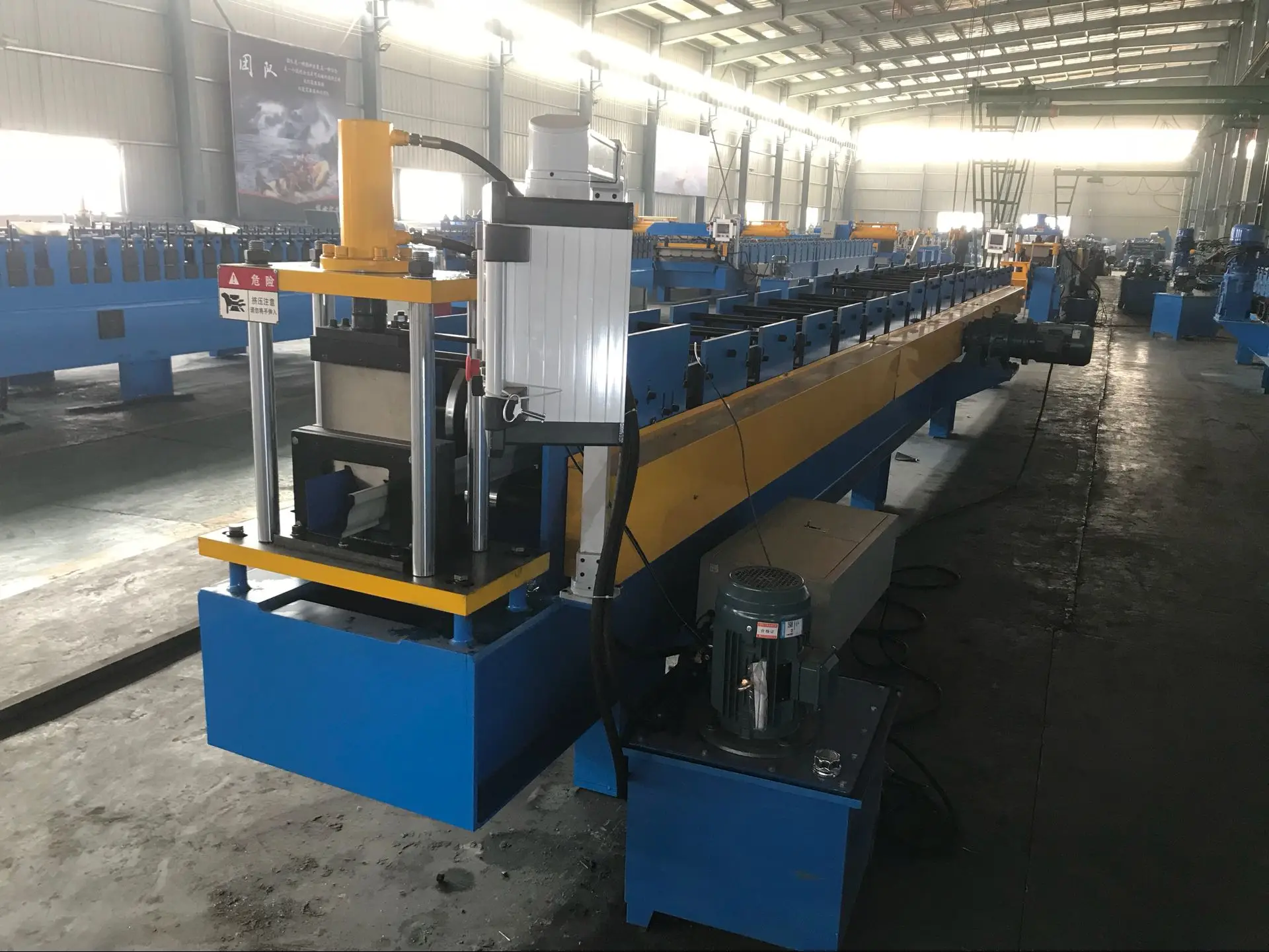 Автоматическая продвинутая металлическая сталь, оцинкованная сталь, водосточные желоба, кровельный лист, роликовая формовочная машина хорошего качества