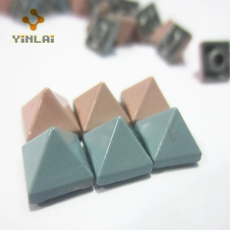 Оптовая продажа цветных заклепок в виде пирамиды