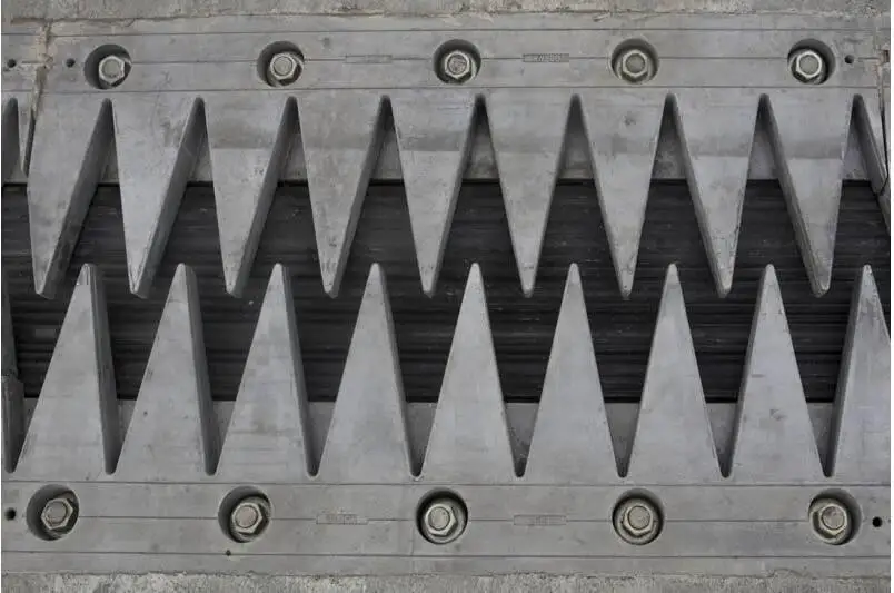 Steel plate finger type expansion joints for bridges