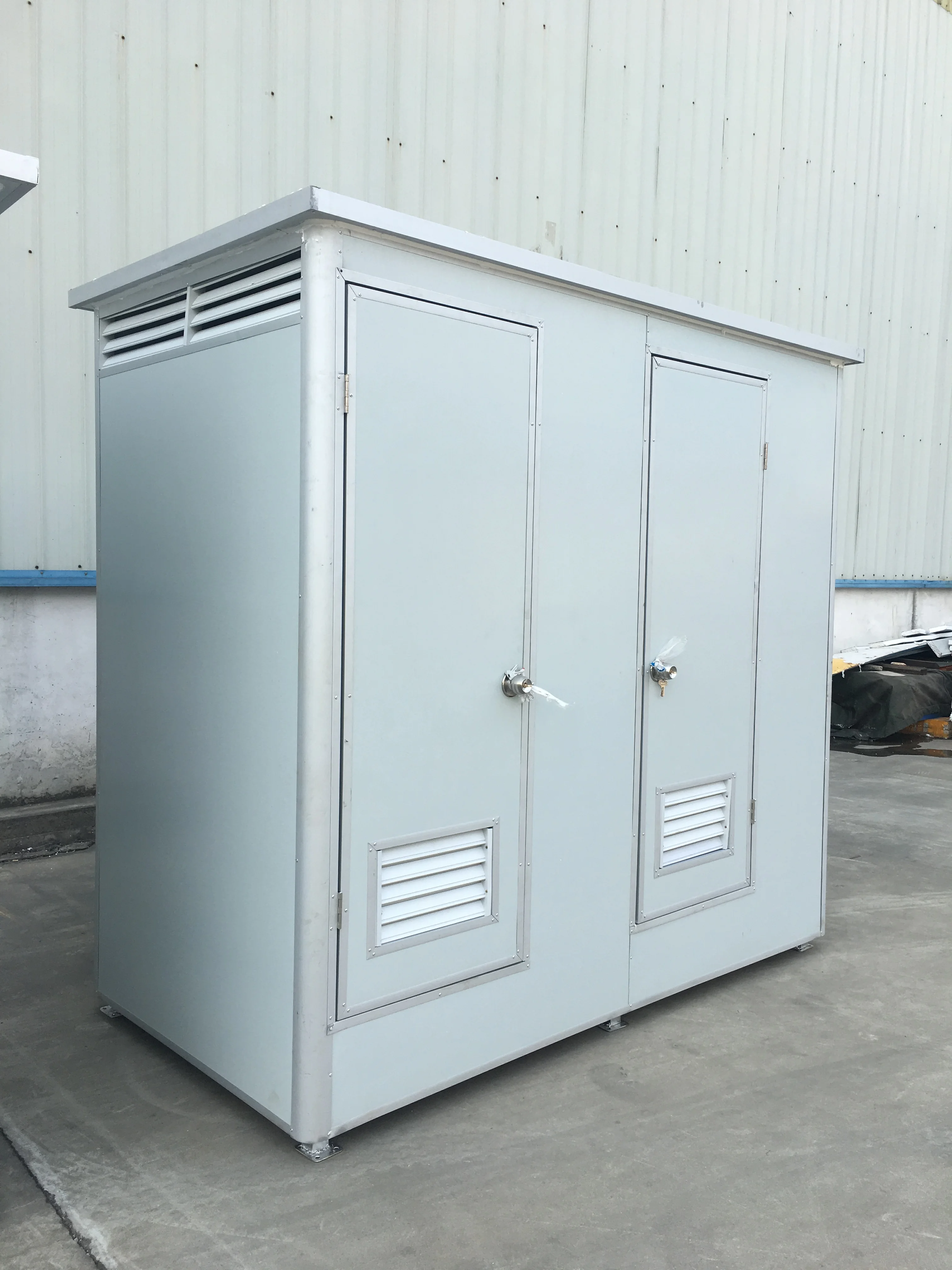 Made in China Easy to Assemble Prefabricated Mobile Toilet with Sandwich Panel or Corrugated Steel Plate Roof