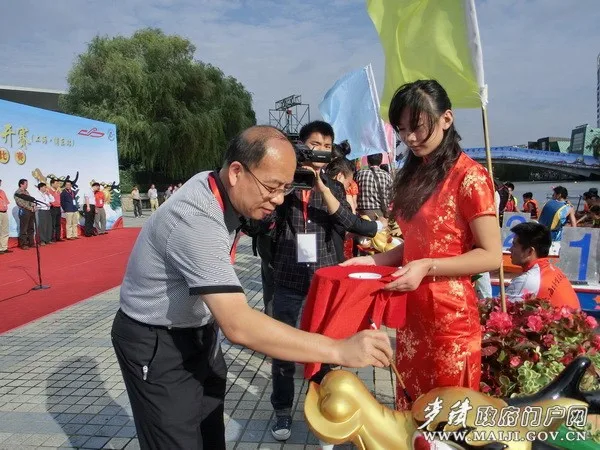 
The 3th generation RTM fibergalss Dragon Boat 