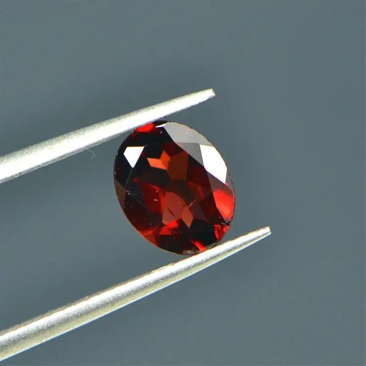 Wholesale Oval-shape Pigeon Blood Red Color  Natural Garnet Stone Loose Gemstone 6*8mm with Best Quality and Best Price