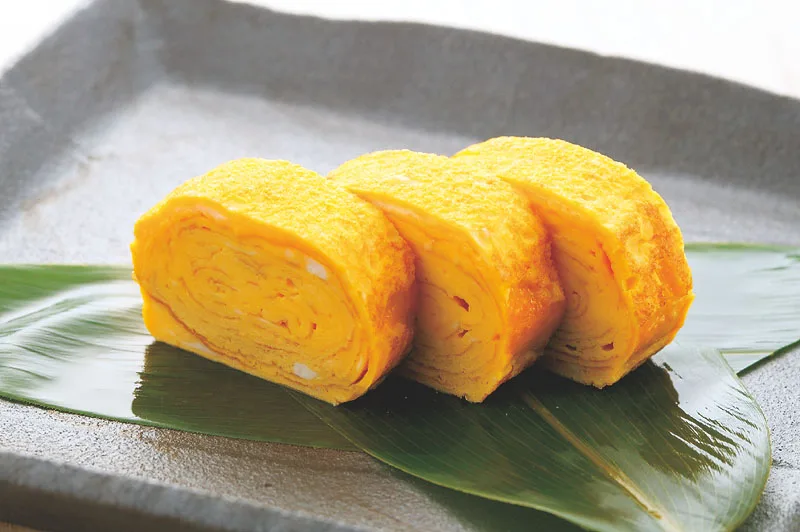 The iron rectangular japan size frying pan to be able to make the omelet of the japanese