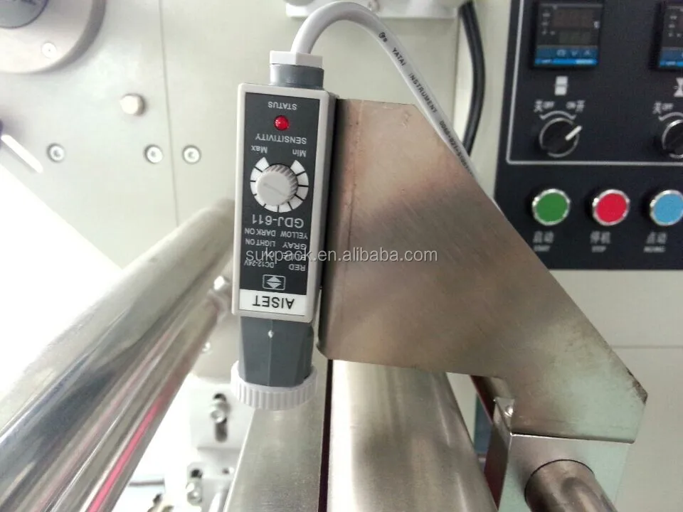 Automatic chocolate bar pillow packaging machine