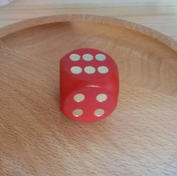  Разноцветные деревянные игральные кости на заказ