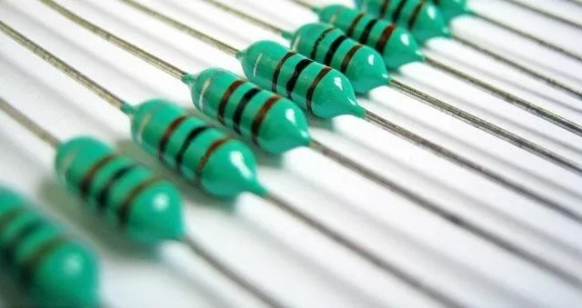 Осевой свинцовый ферритовый сердечник с фиксированной индукцией