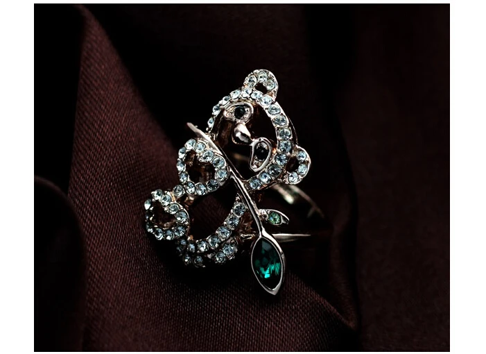 
2016 new lovely emerald panda and bamboo leaf shape finger ring white and green gemstone gold piston ring 