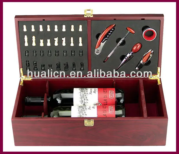 Две бутылки вина с шахматным набором