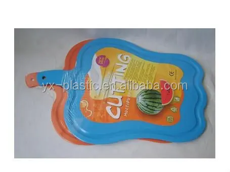 Цветная дешевая пластиковая разделочная доска с ручкой