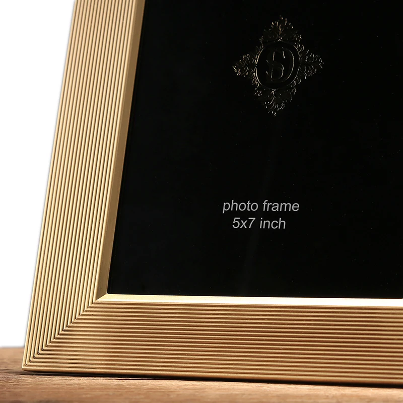 Modern minimalist brass photo frame set 6 inch 7 inch high-grade brass metal photo frame model room office bedroom decoration