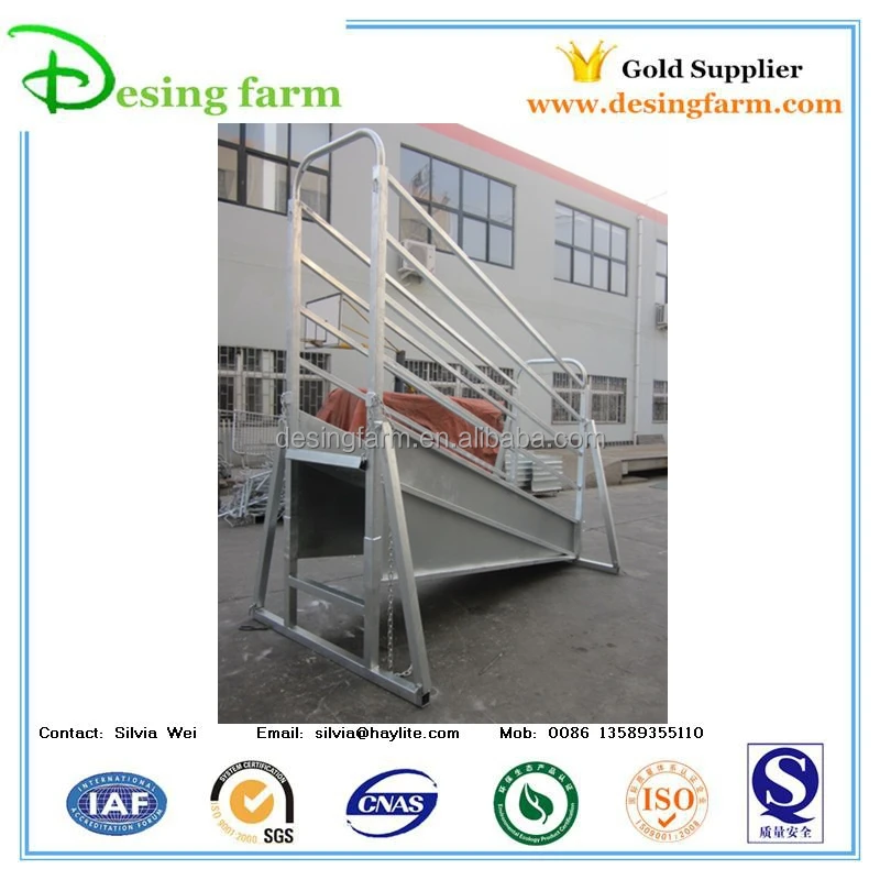 Mobile cattle loading ramp for trailer