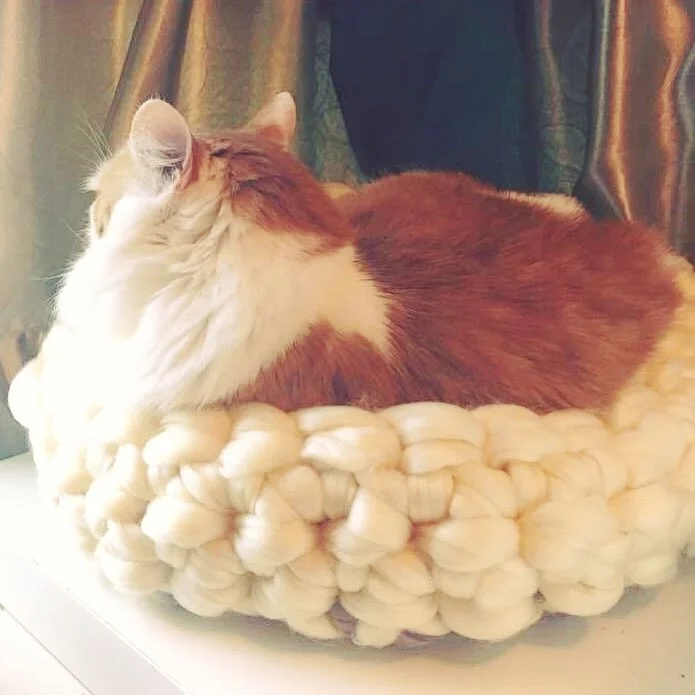 100% Acrylic Pet Sofa Dog Bed Luxury Cute Super Chunky Arm Knitting Yarn Soft Dog Bed Round