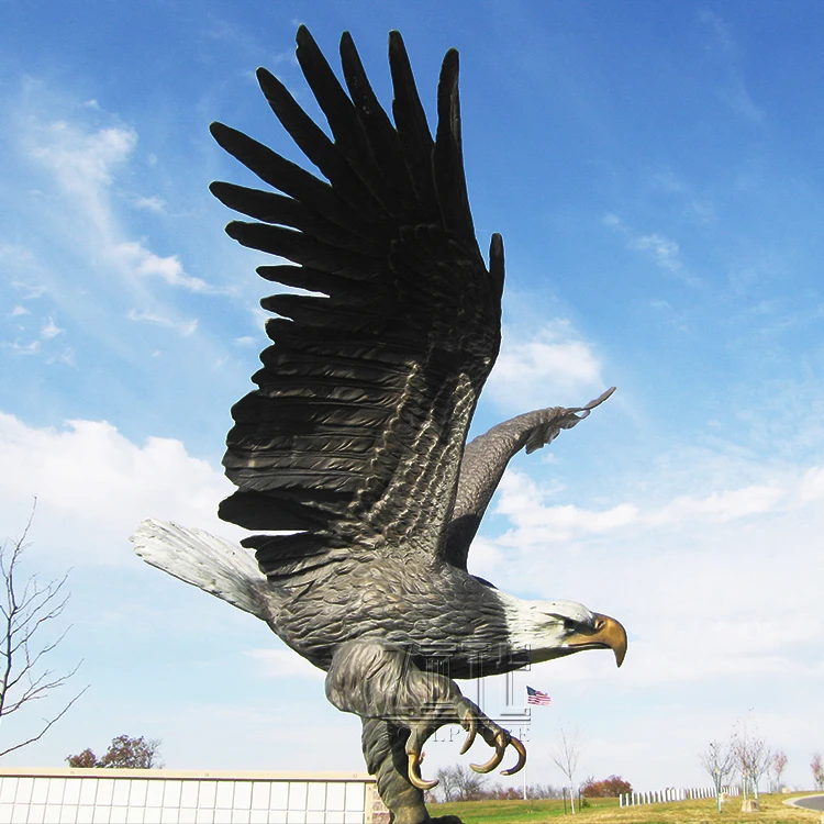 Casting carving large flying eagle catching fish statue bronze hawk sculpture