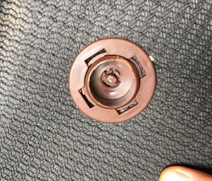  Дешевая цена автомобильные зажимы для напольных ковриков