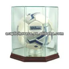  Акриловая витрина для футбольных мячей с золотыми стойками и зеркальной задней частью дном