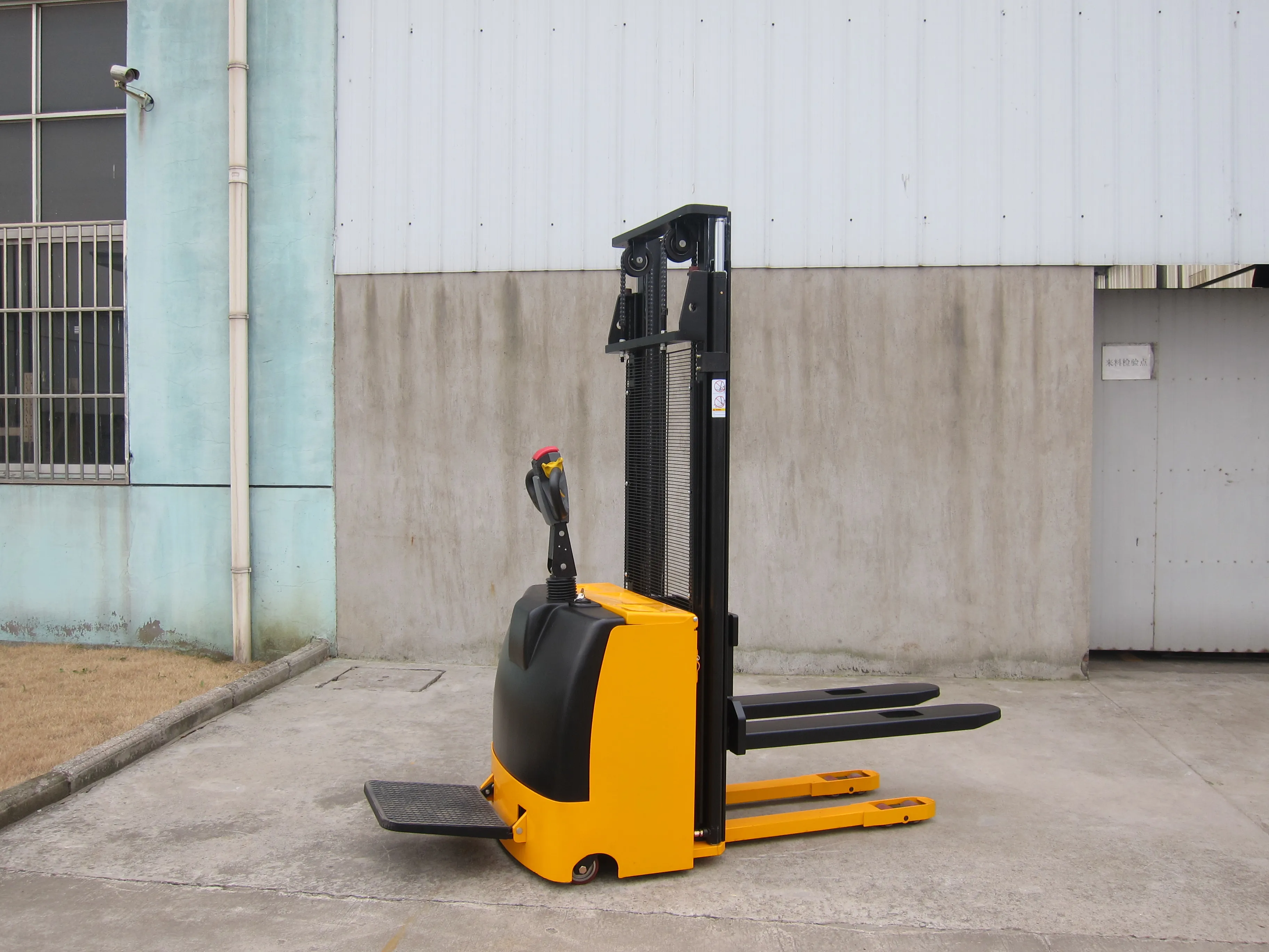 
1600kg Rider Electric Stacker Powered Pallet Lifter Maximum lifting height 4.0m 
