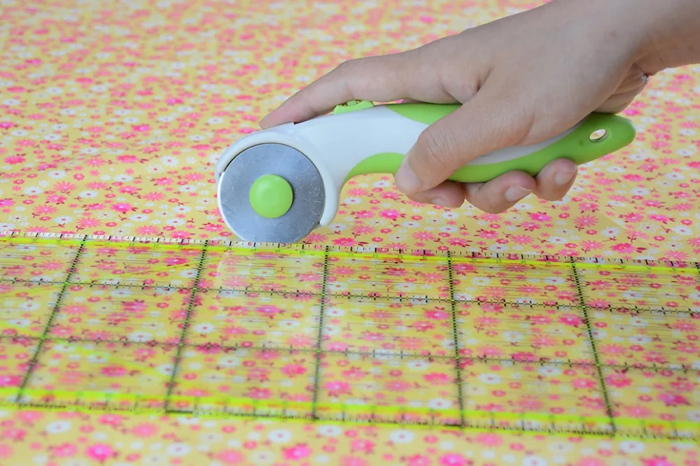 Taiwan 45mm Safety Lock Soft Grip Leather ergonomic plastic paper quilt rotary cutter for quilting