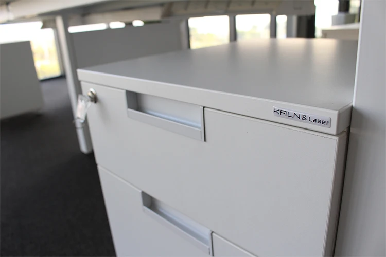 Four people office studio desk workstation/office furniture customized designs with adjustable aluminum support leg