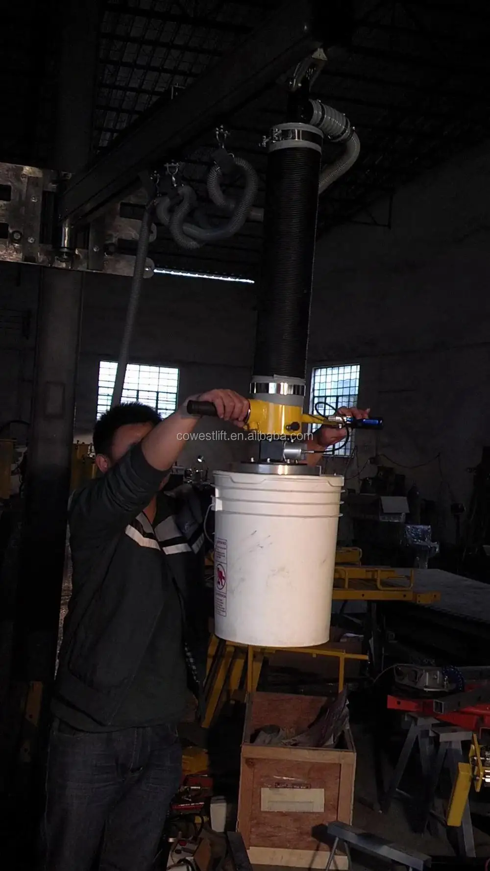 
vacuum lifting machine for barrels, pails,drums 