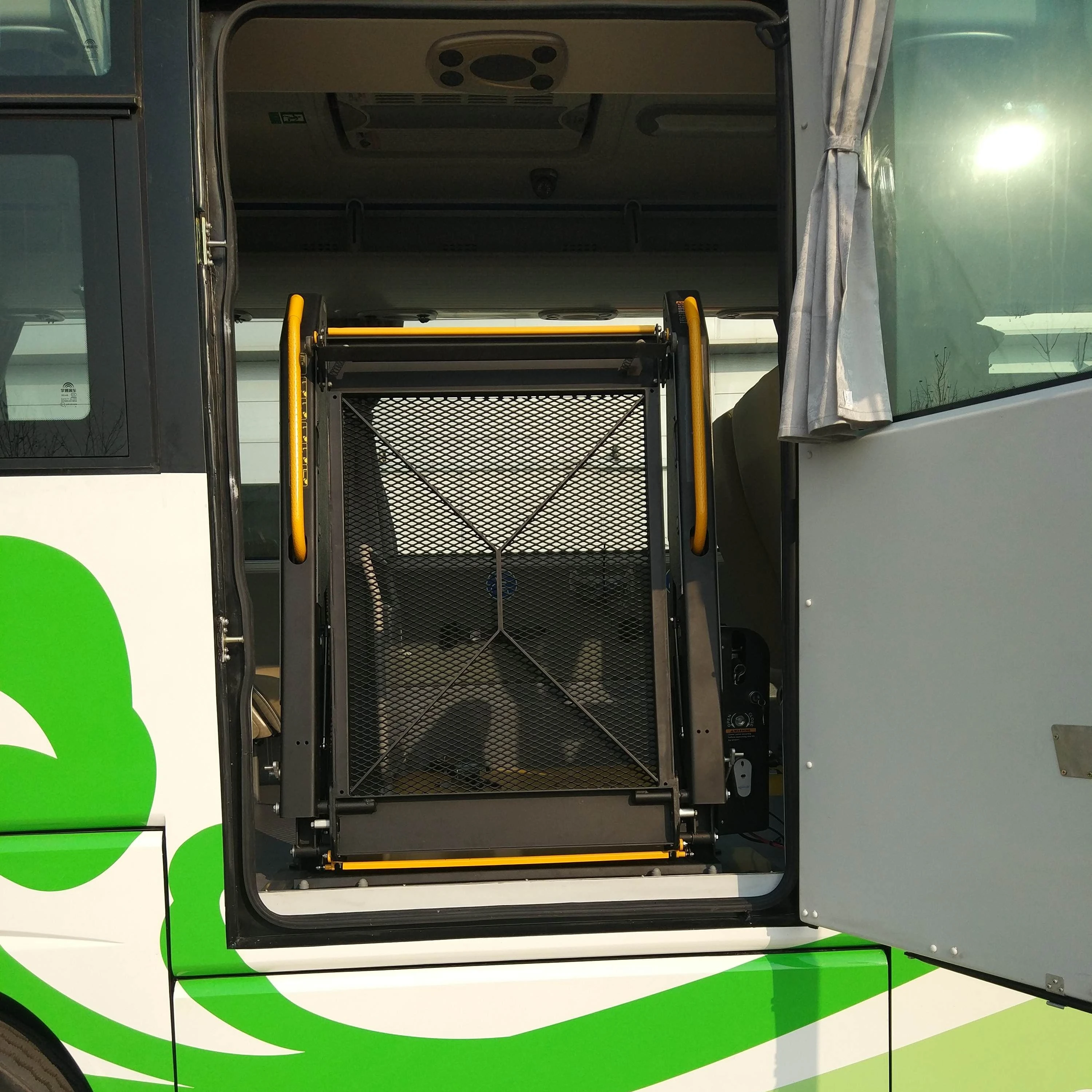 D-1300-720 Hydraulic lifts for wheelchair to get on bus with 300kg capacity max lifting height 1200mm
