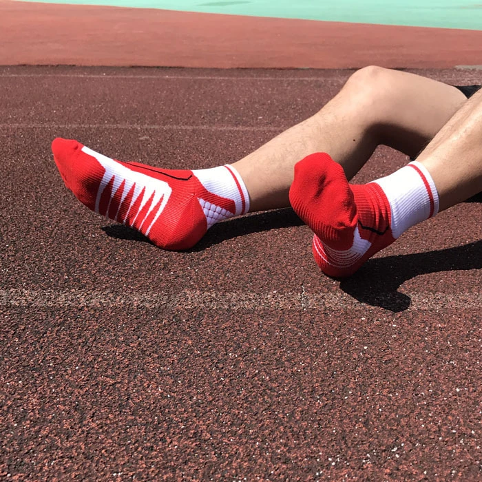  Yiwu лидер продаж мужские удобные нажимные полиамидные спортивные носки для пеших прогулок