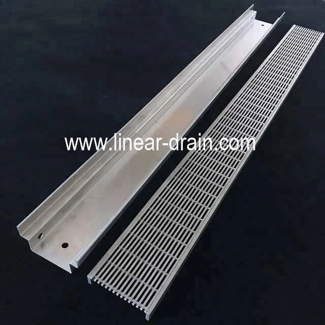 
beautiful swimming pool water draining gutter 