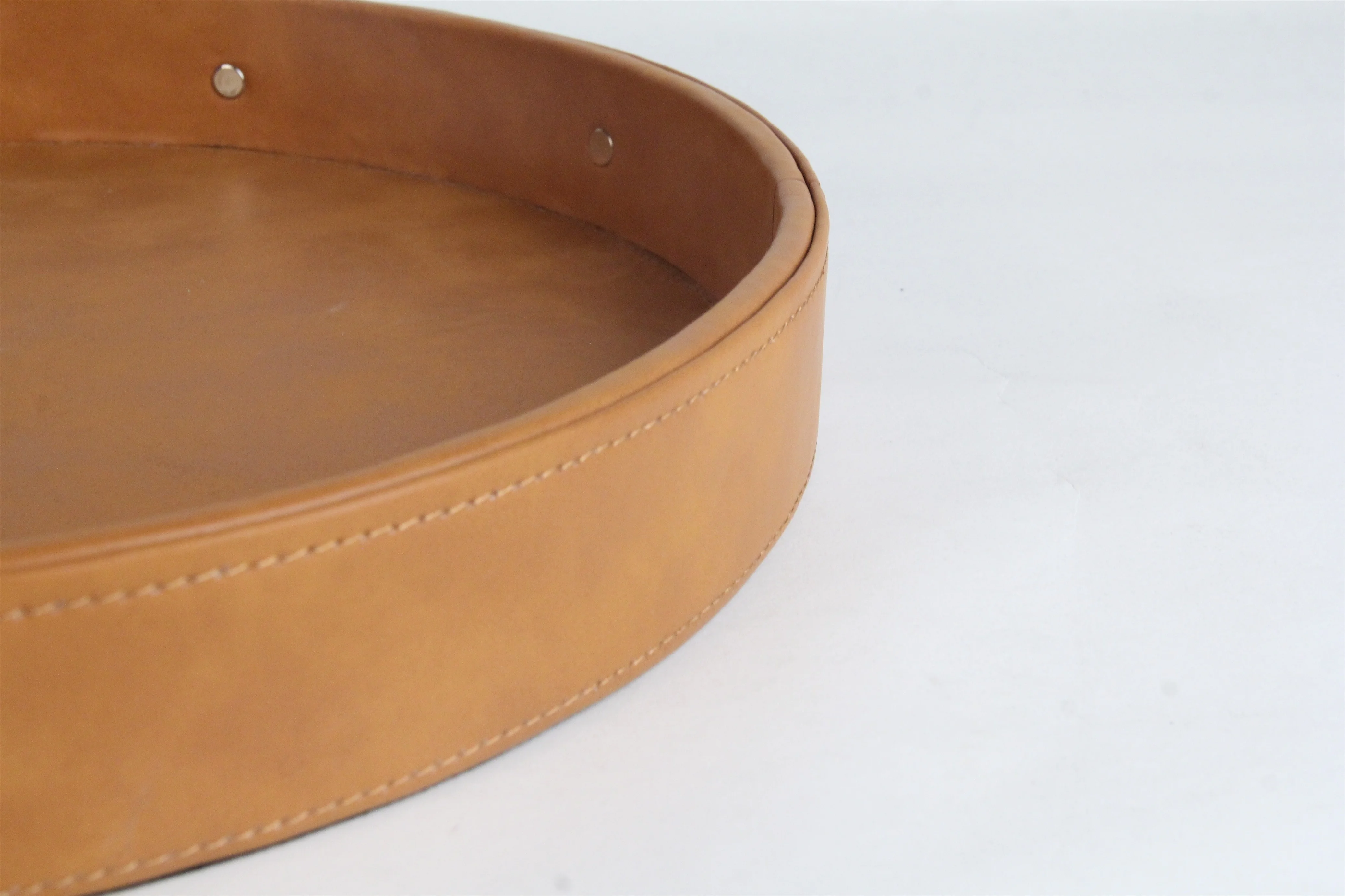 Round Faux Leather Serving Tray for Oragnization and Home Decoration