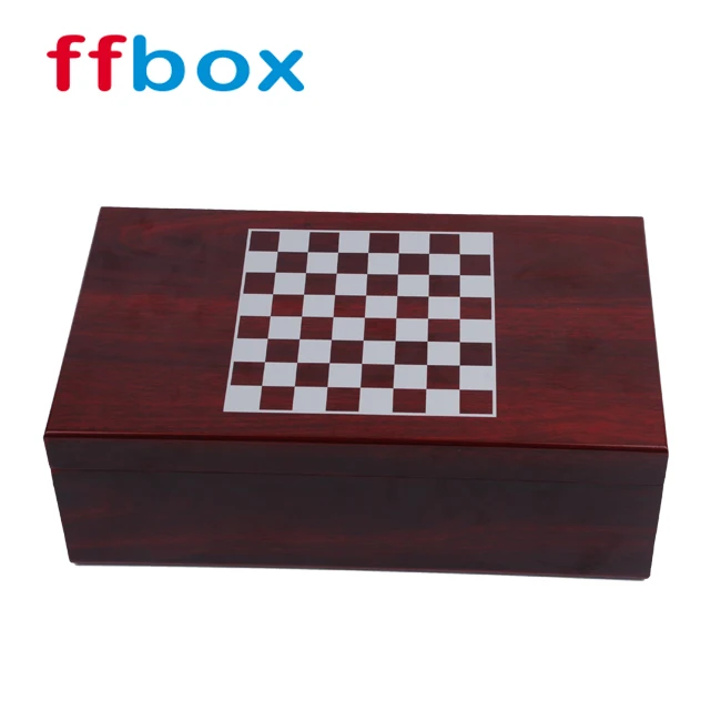 Две бутылки вина с шахматным набором