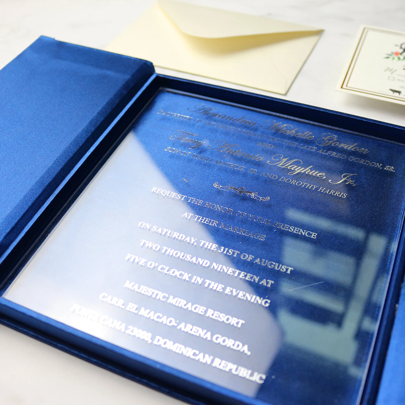 
Custom Made Luxurious Navy Blue Silk Cover Wedding Invitation Box Clear Acrylic Invitation Card with Hand Bag 