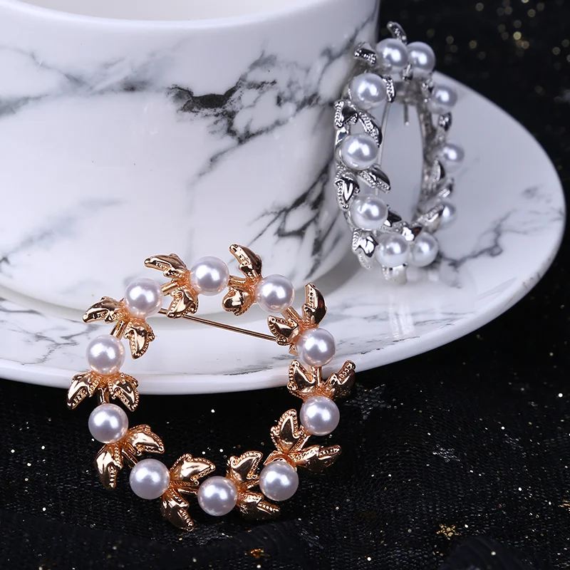 Hot selling fashion women round shaped alloy horseshoe brooches pearl garland brooches
