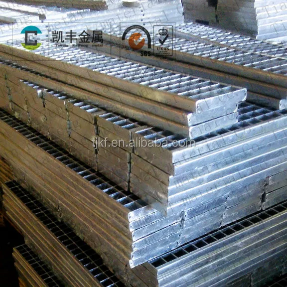 
 Заводская крышка люка из чугуна  