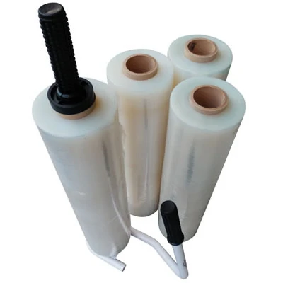 Машина для обертывания багажа в аэропорту