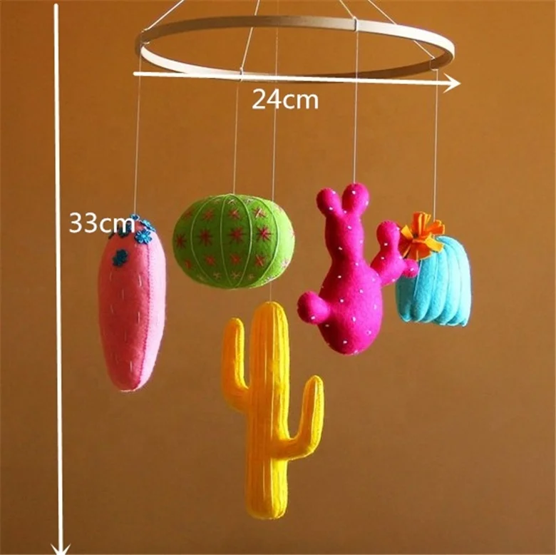 Мобиль ручной работы для детской кроватки с изображением зеленого