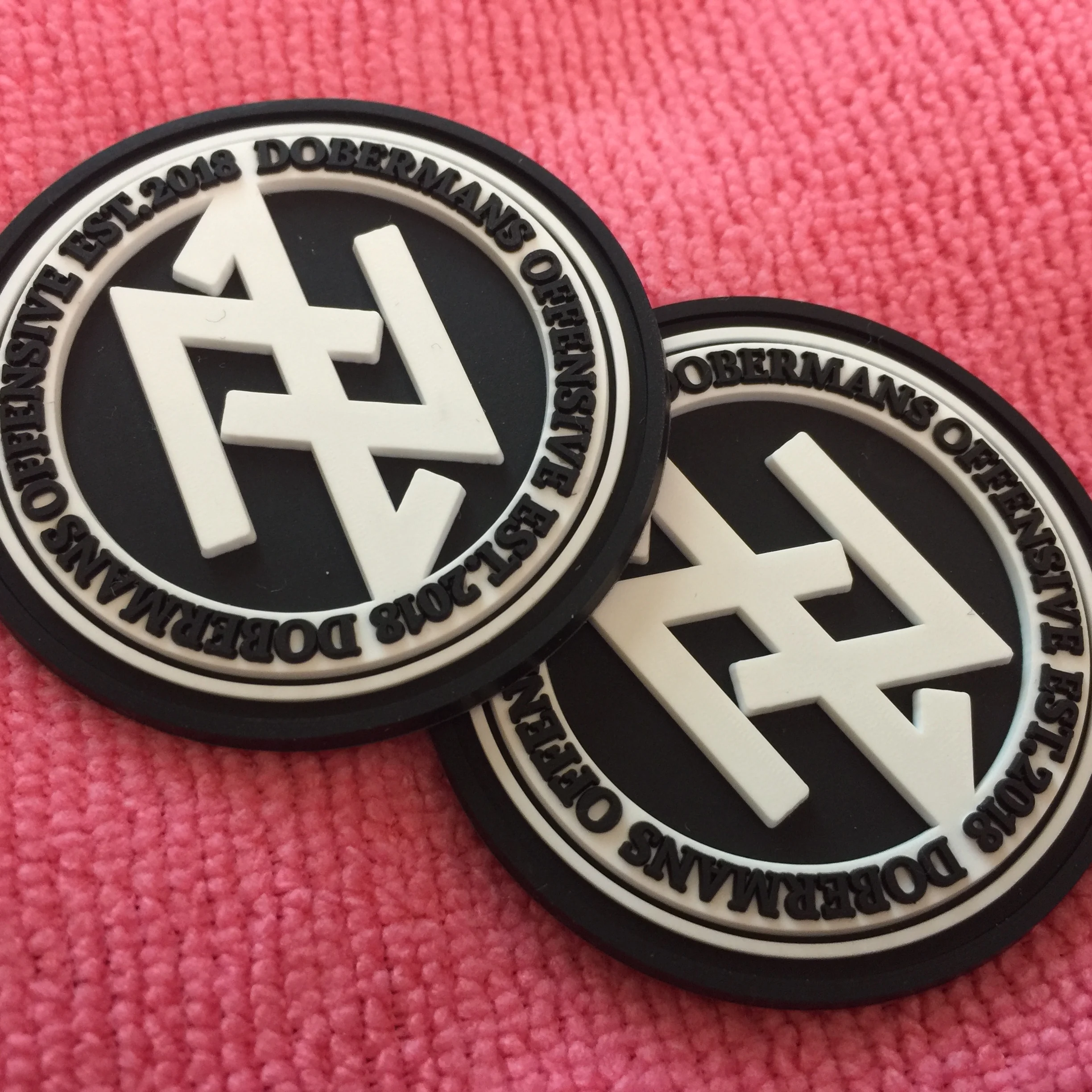 Uniform sewing on round PVC rubber tag,3D raised logo rubber patch for jeans