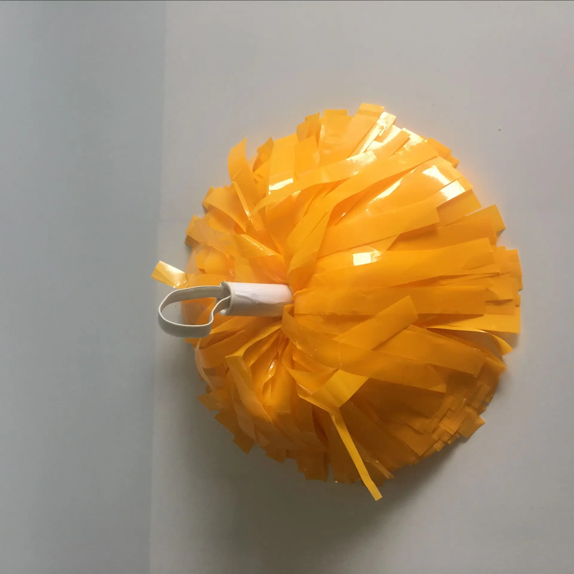 6  inch  wet look plastic yellow single handle cheerleading pom poms
