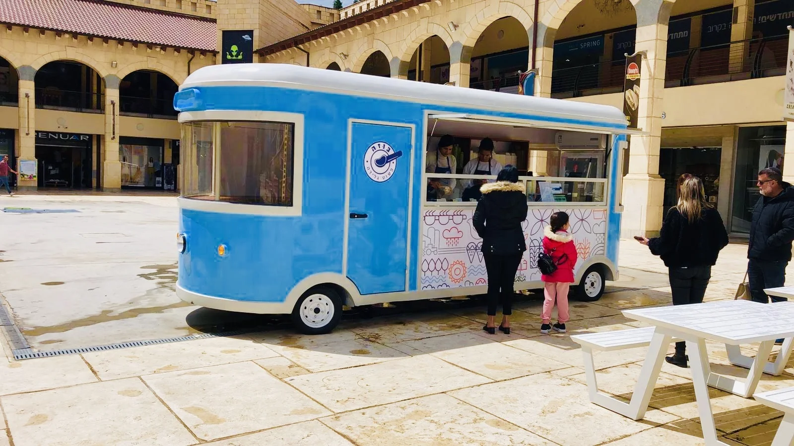Coffee Van Beer Bar Hot Dog Electric Food Cart Ice Cream Kitchen Restaurant Vintage Mobile Food Truck  for sale UAE
