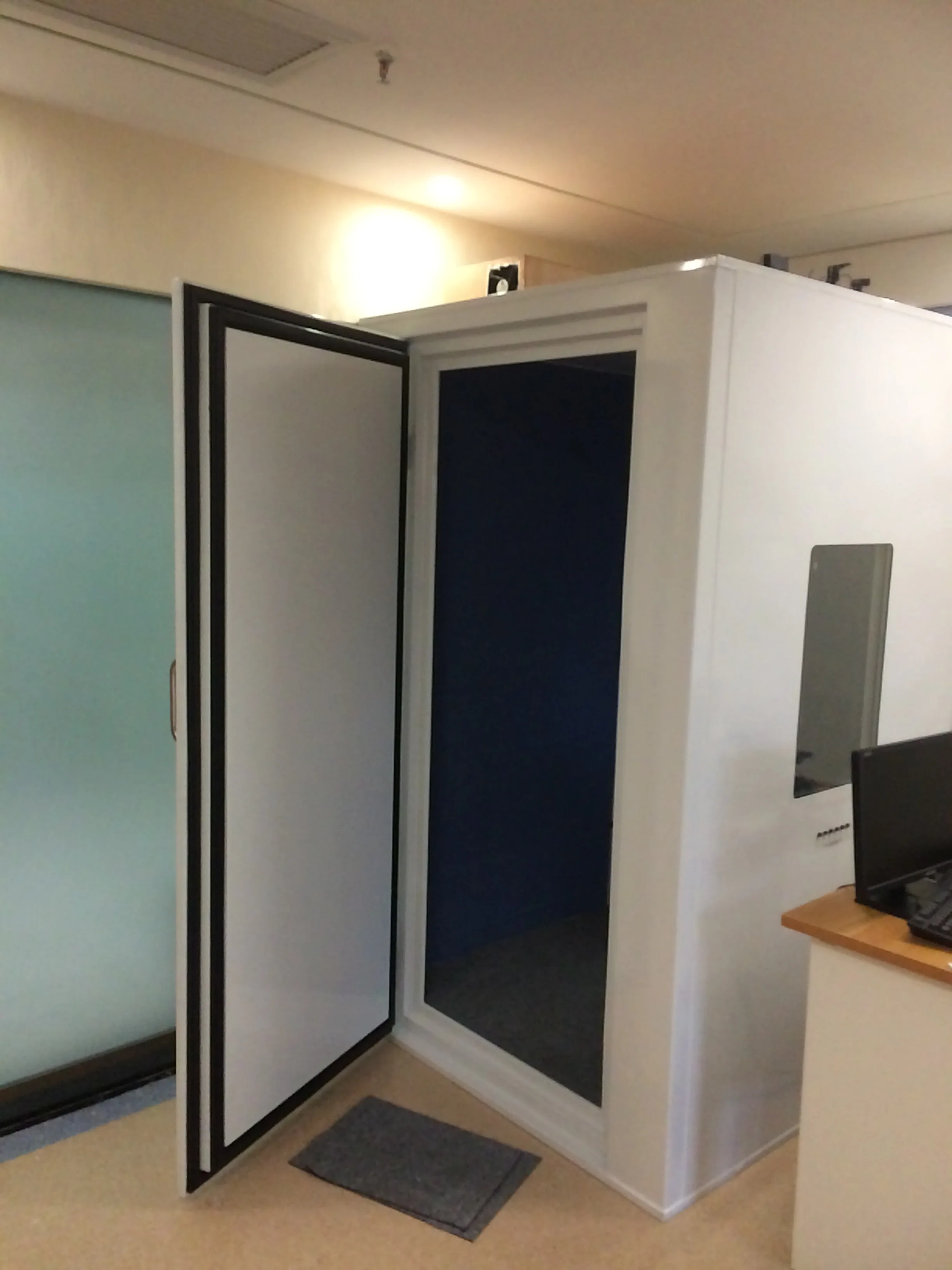 Audiometric booth for test hearing
