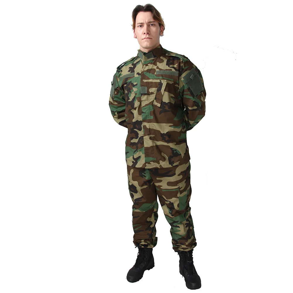 Производители поставляют мужскую камуфляжную форму в американском стиле