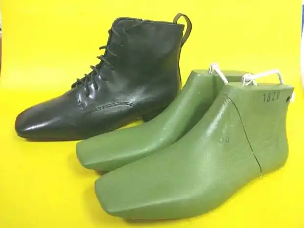 Женские ботинки на низком каблуке с квадратным носком, пластиковая обувь держится на 2,5 см