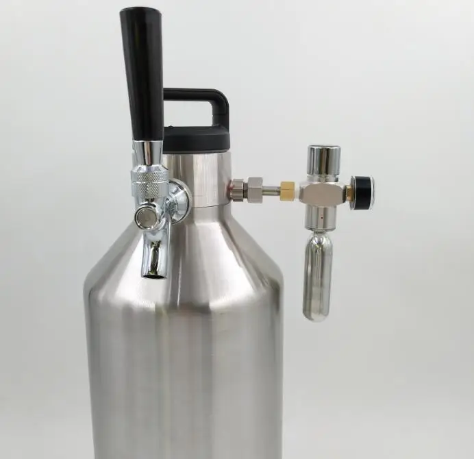 One gallon insulated vacuum beer growler with screw