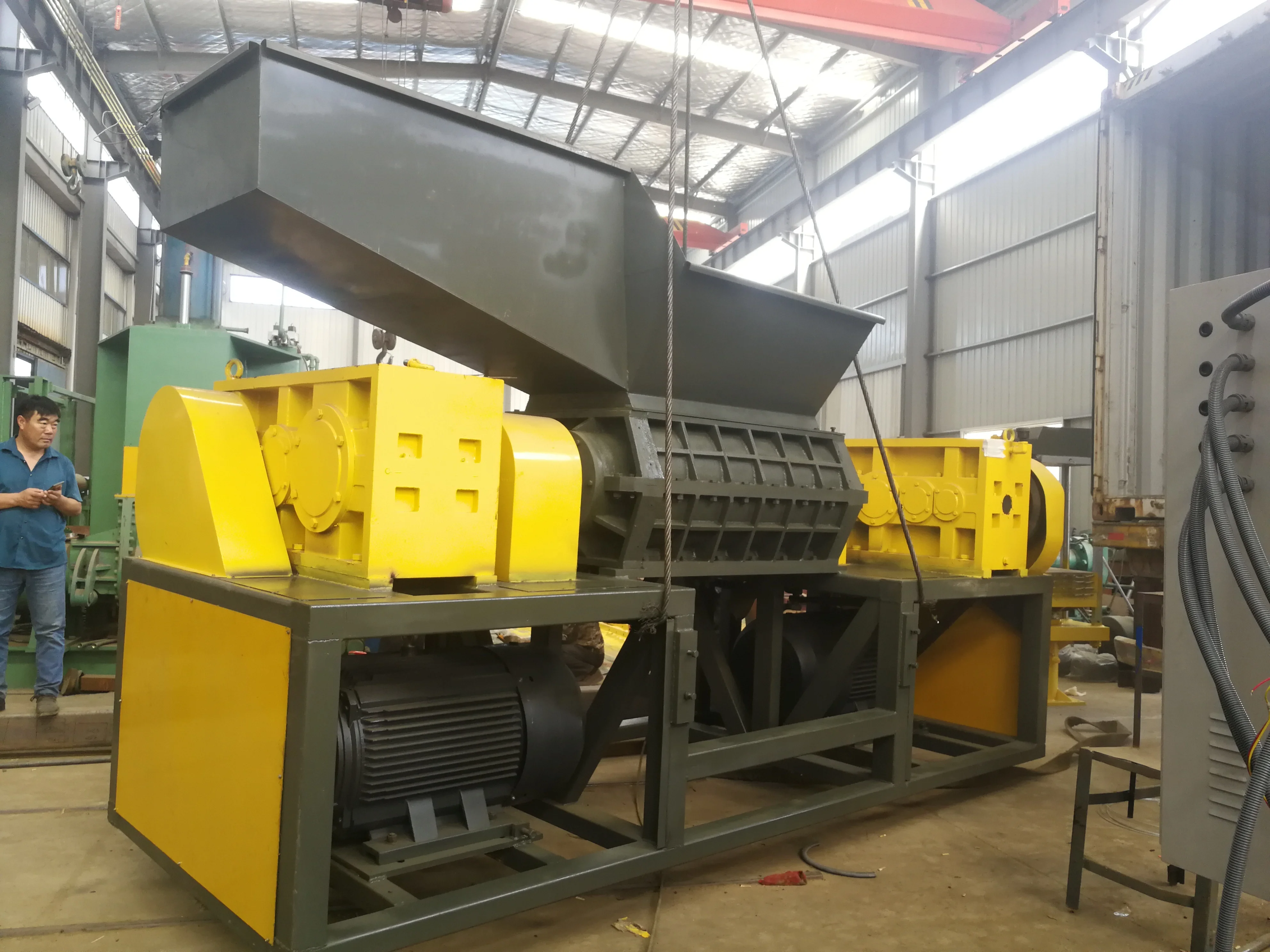 Whole tire shredder machine for crumb rubber machine